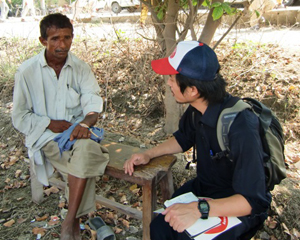 右は話を聞く東京事務局の川邉安行 診療所を訪れたナワーズさん