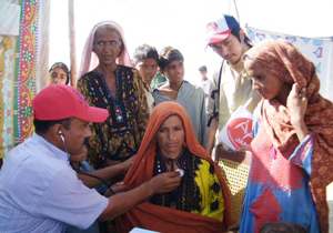 長引く避難生活は被災者にとって大きな負担になってきている 固定診療所のある避難キャンプにて