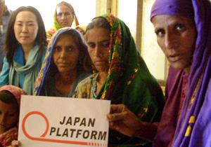 自宅や仕事を失った人が多い 学校に避難している人たち