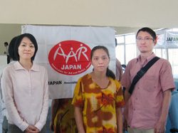 「周りの障害者の友人にも今日のことを伝えます」 セミナーに参加してくれたフドイクロバさん(中央)と河野眞氏(右)、駐在員の宮本菜穂子(左)