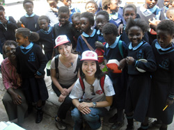 笑顔がはじけます ローマ・ガールズ学校の子どもたちとザンビア駐在員・山井美香(中央)、事務局の加藤亜季子(左隣り)