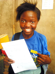 胸元の黄色いバッチは級長の証 難民を助ける会が支援するバイオレットさん(12歳)