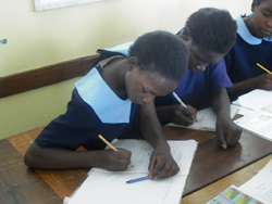 サラさんに笑顔が戻りますように 授業中、一生懸命ノートをとるサラさん