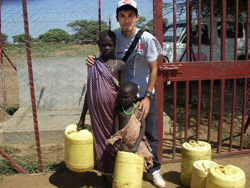 「水汲み仕事がとっても楽になったよ」 水栓所にて、ナレムちゃんと豊井彰一