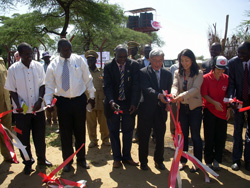 (左から4人目が和田明範在スーダン日本大使。右隣が板倉純子ジャパン・プラットフォームプログラムコーディネーターと難民を助ける会スーダン駐在員・伊藤洋子) 給水システム完成式典でテープカットを行う関係者たち