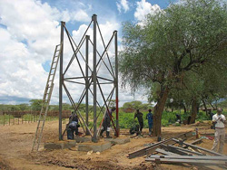 関係者が一丸となって建設しています 建設中の給水塔