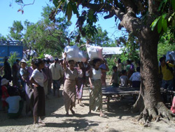 待ちに待った食料です 緊急支援物資を受け取る被災者たち