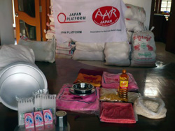 米1袋(約50キログラム)、豆1.5キログラム、食用油1リットル、塩500グラム、鍋1個、平皿5枚、深皿2枚、コップ1個、石けん3個、ろうそく3本、タオルケット1枚、タオル1枚、蚊帳(かや)2張 緊急支援物資の中身