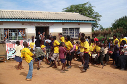 ダンスを通じて問題を訴えます 校舎の前でダンスを踊る子どもたち