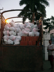 トラックが重すぎて、山間部の橋が壊れるのを避けるため 支援物資をトラックに積み込む