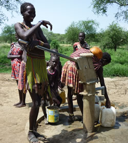 難民を助ける会が掘削した井戸 新しい井戸を喜んで使っている住民たち