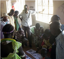 ワークショップに参加する保護者・先生たち 参加者は熱心に議論に参加していました