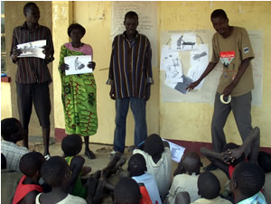 プレゼンテーションをする参加者 参加者は手書きの絵を使って分かりやすく説明しました