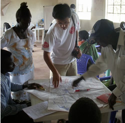 角谷駐在員(写真中央) 角谷駐在員もワークショップに参加しました