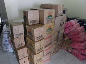 事務所に運び込まれた支援物資の箱の山