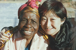 やっと母国に帰れるね メヘバ難民定住地で難民の女性と映る秋葉