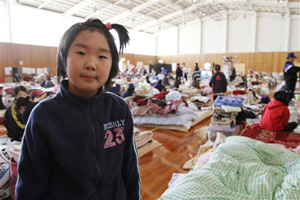 避難生活を送る小学校1年生の少女