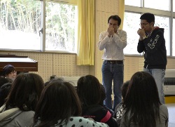 被災地の小学校を訪問した江戸屋猫八さん（左）と江戸屋子猫さん（右）