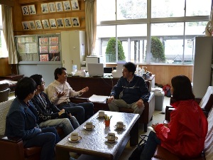 東浜小学校の角田校長と、事前打ち合わせをする江戸屋猫八さん、子猫さん、難民を助ける会の野際紗綾子
