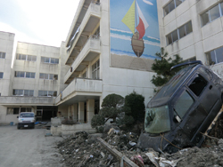 湊中学校の校門近く。津波に流された車がそのままになっている