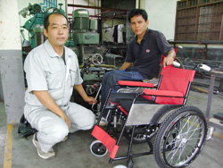 「ラオス人との関係づくりが事業の基本です」 ラオス人スタッフと車いす製造に励む岡山典靖