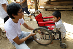 必要とされる車いすを、これからもラオスの人々へ ラオスの障害児に車いすを届ける福岡幹彦