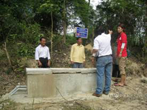 完成した貯水槽を見る村人