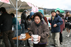 芋煮のお椀を三つ持っていく方も