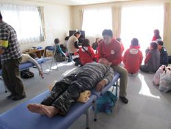 ベッドに横になってマッサージを受ける