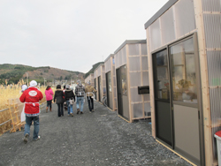 立ち並ぶ仮設住宅