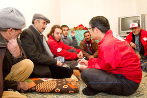 室内で村長に話を聞く大西清人