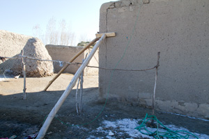 ひびの入った土壁とつっかえ棒