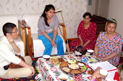 自宅でのショフゾダさん