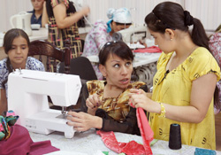 洋裁コースでのショフゾダさん