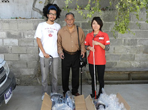 駐在員の丸山、盲人支援協会の代表、駐在員の古川千晶