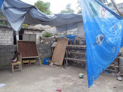 壁だけが残るベルナドット・デルマの建物