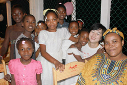 落成式にて、子どもたちと駐在員の中村