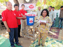 支援物資を受け取るティーさんと難民を助ける会のスタッフ