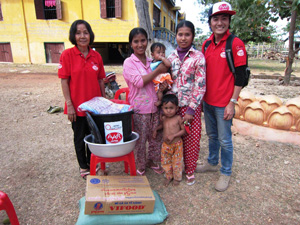 物資をうけとったソチェットさんと子どもたち