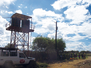 鉄骨の足場の上に設置された貯水タンク