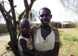 子どもを抱いたアリマ・ロピディンさん