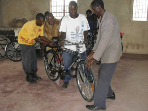 自転車の修理を実演する