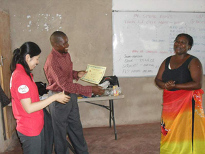 講習会の修了証を渡す北と産婆さん