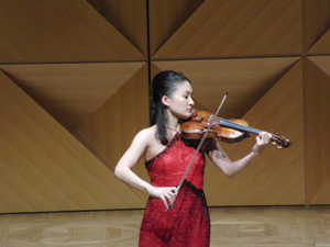 バイオリンを演奏する永井公美子