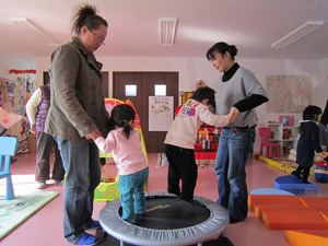 トランポリンで遊ぶ、陸前高田市地域子育て支援センター「あゆっこ」の子どもたちと保護者の方々