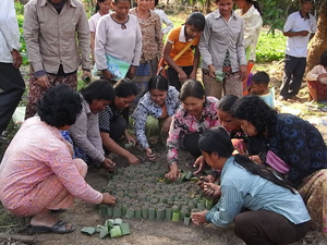 バナナの葉を使った育苗ポットの研修のようす