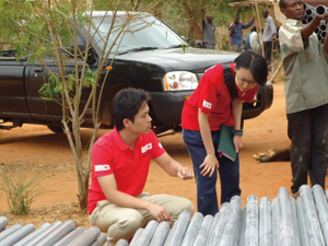 パイプラインに使う資材を前に話し合う駐在員の高城大吾と永井萌子
