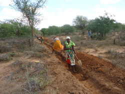 パイプラインの設置作業の様子