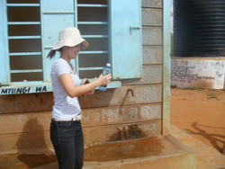 現地の水事情について調査する難民を助ける会の林曜子