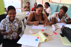 美術授業の研修を受ける参加者たち